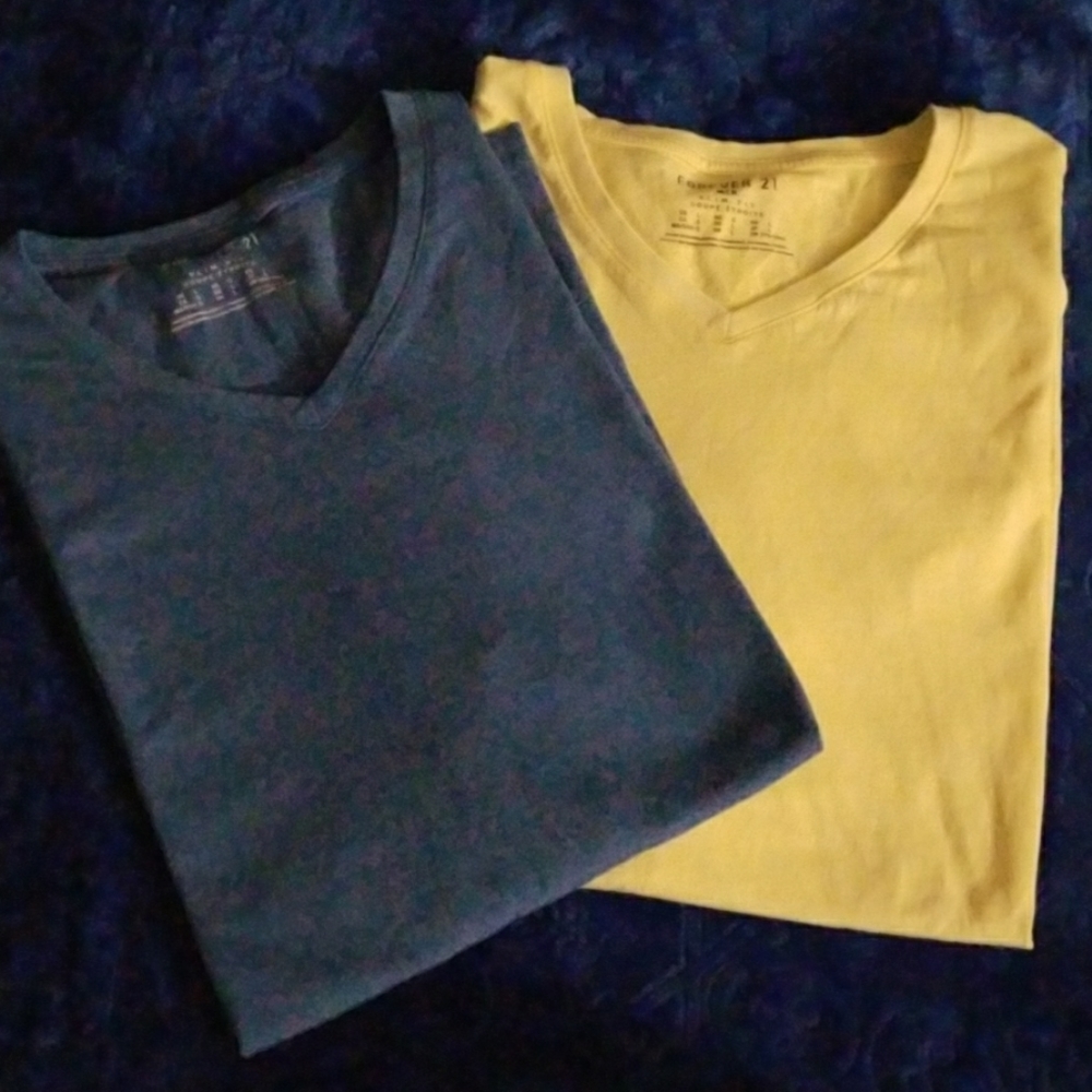 ♠️ Set of 2 V-neck shirts Large